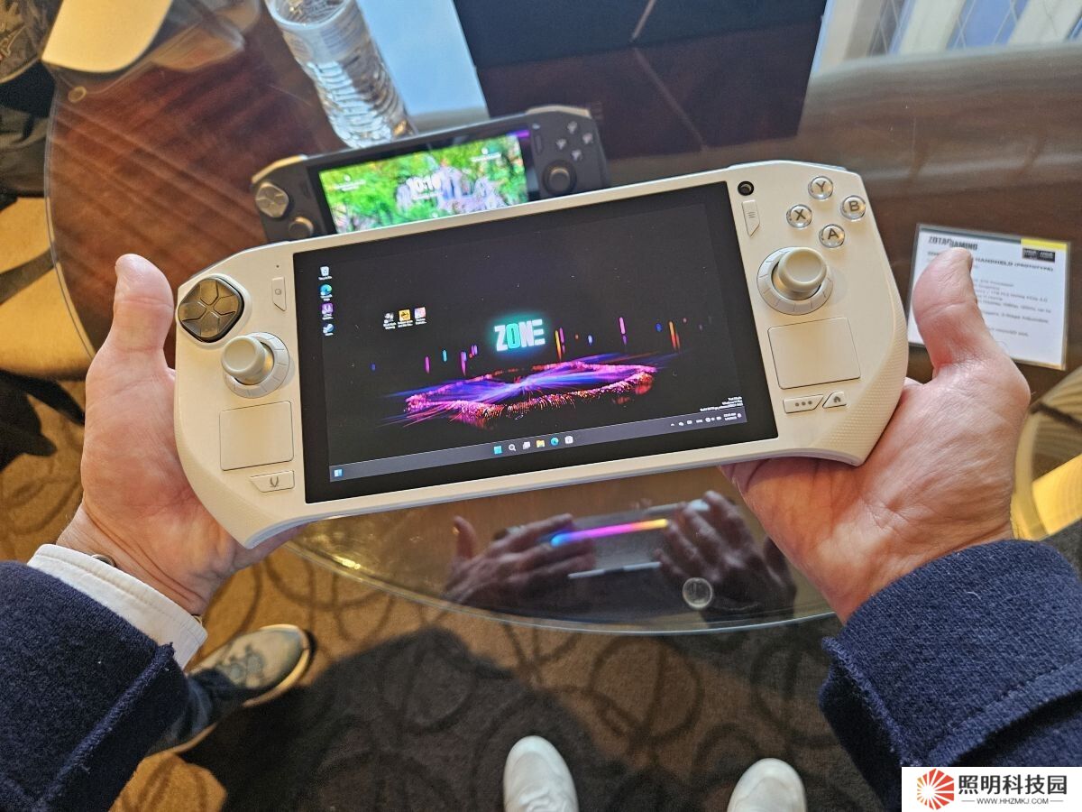 索泰展示 ZONE 掌機迭代款原型：白色機身，換裝銳龍 AI 9 HX370