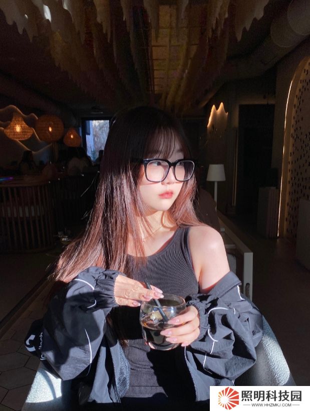 解說kitty曬照：小露香肩